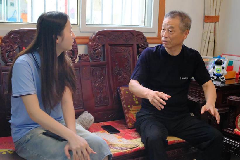 图为团队成员和孩子家长进行访谈